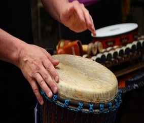 Revisemos cómo la Música Impresiona tu Productividad